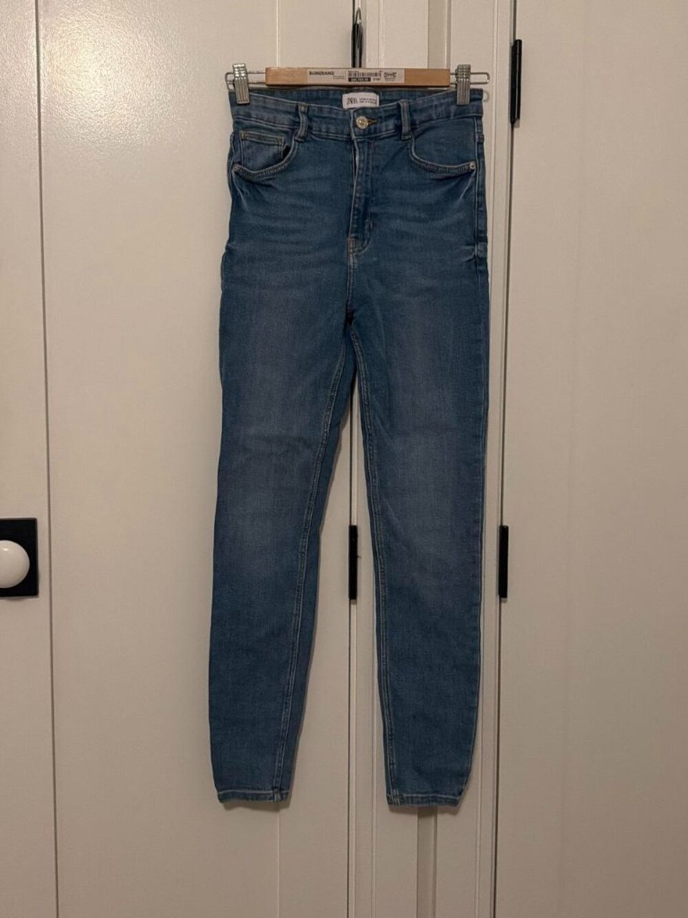 Blue stretch denim jeans with a high waist and slim fit